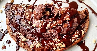 Šokoladiniai lazdyno riešutų blyneliai su „Ferrero Rocher“