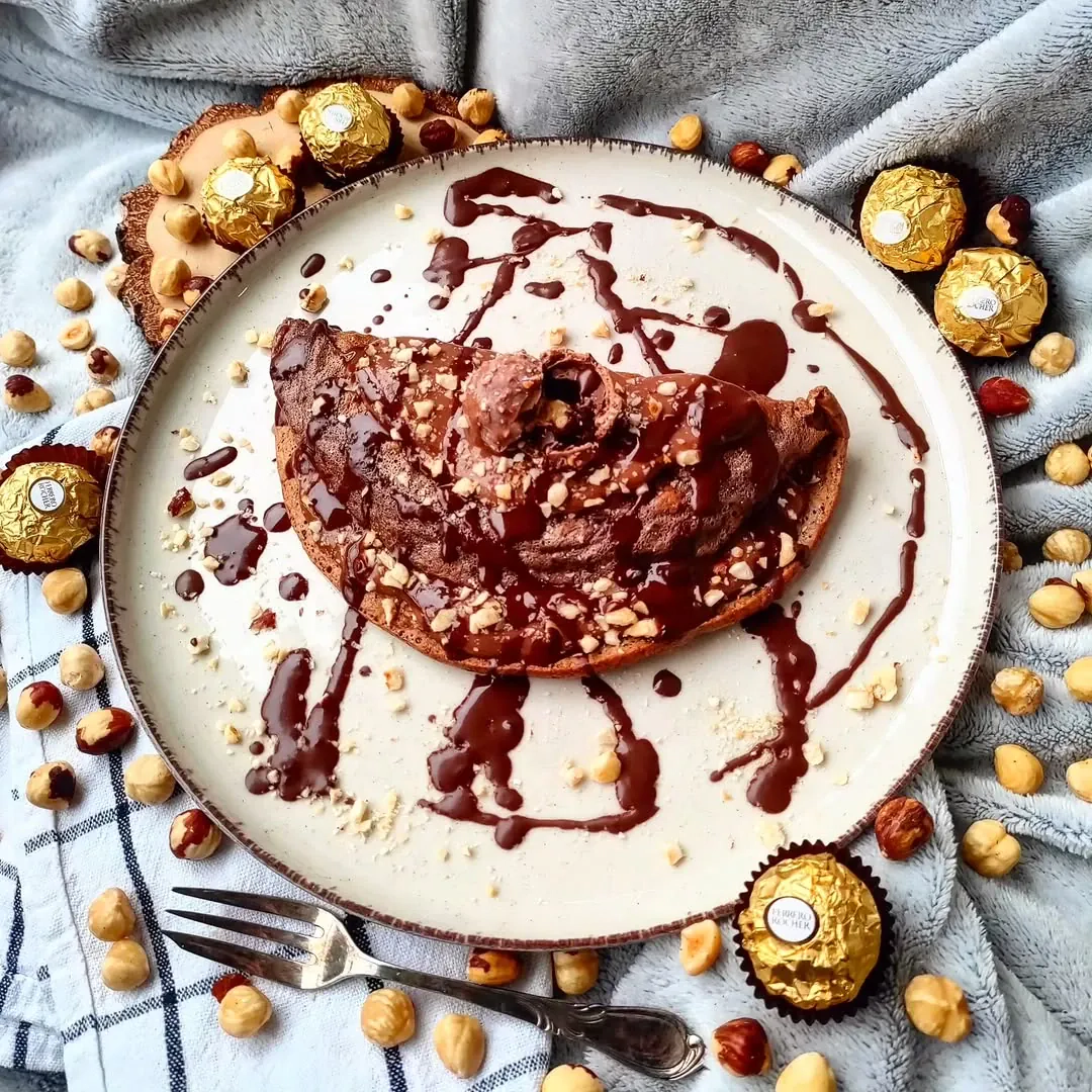 Šokoladiniai lazdyno riešutų blyneliai su „Ferrero Rocher“