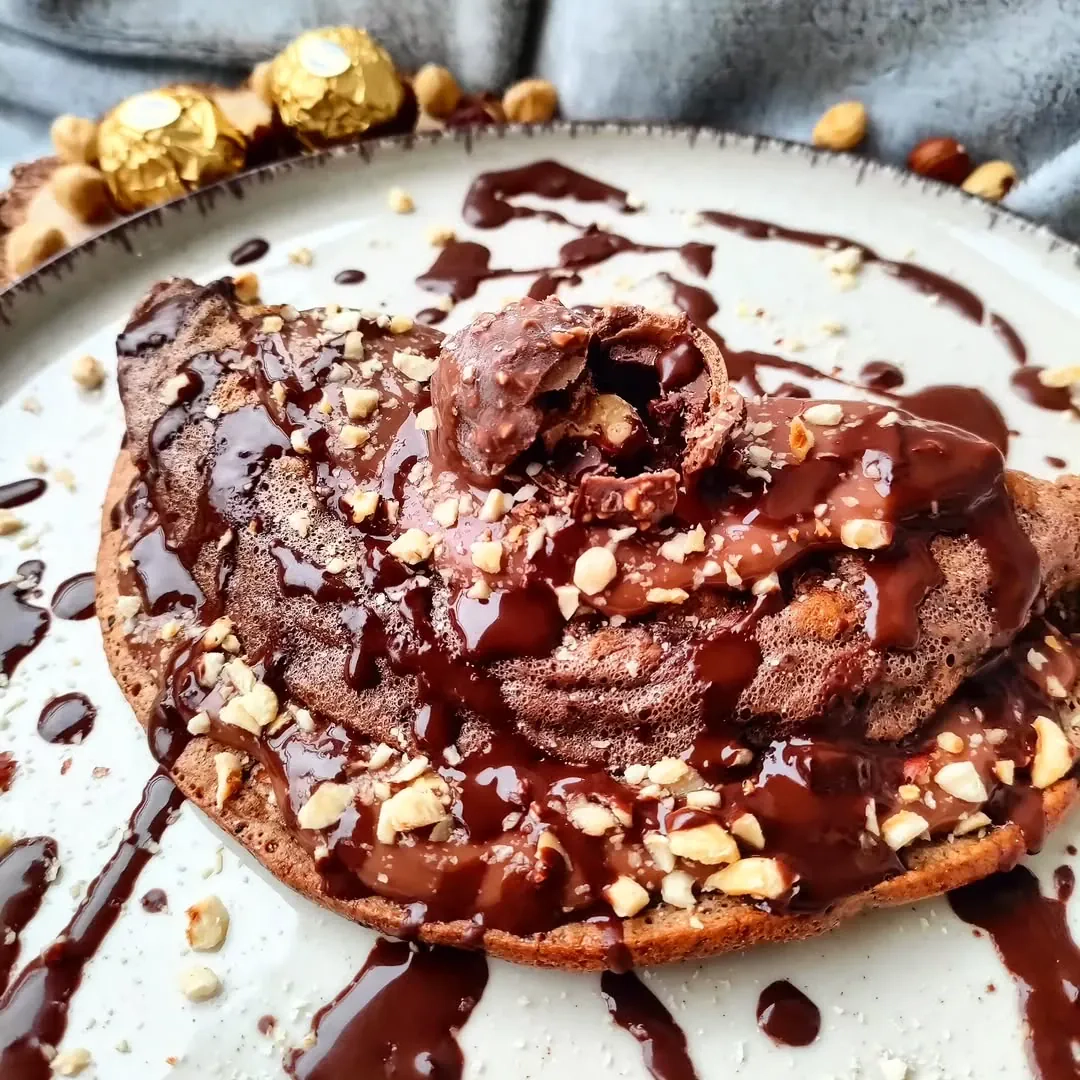 Šokoladiniai lazdyno riešutų blyneliai su „Ferrero Rocher“