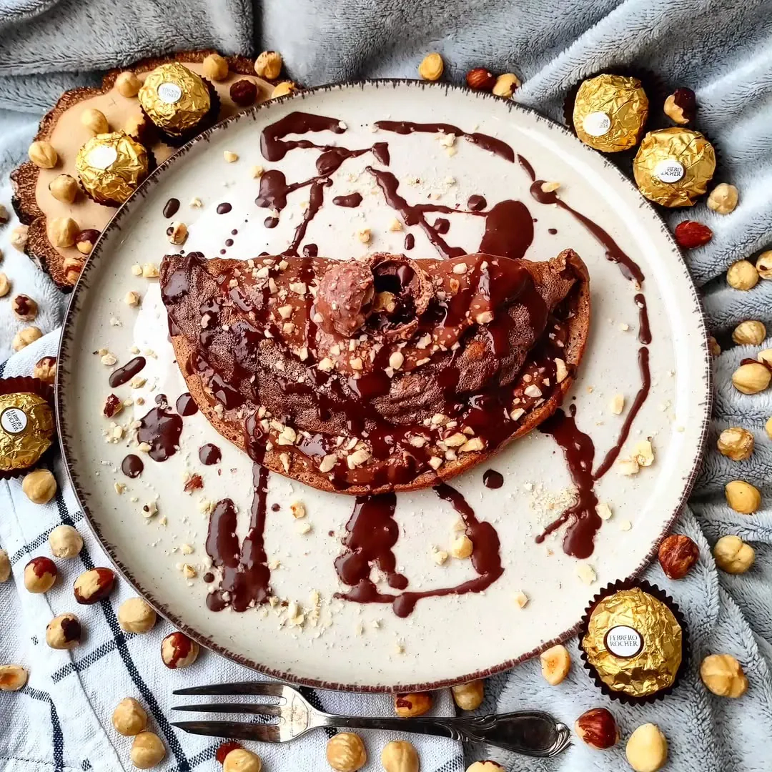 Šokoladiniai lazdyno riešutų blyneliai su „Ferrero Rocher“