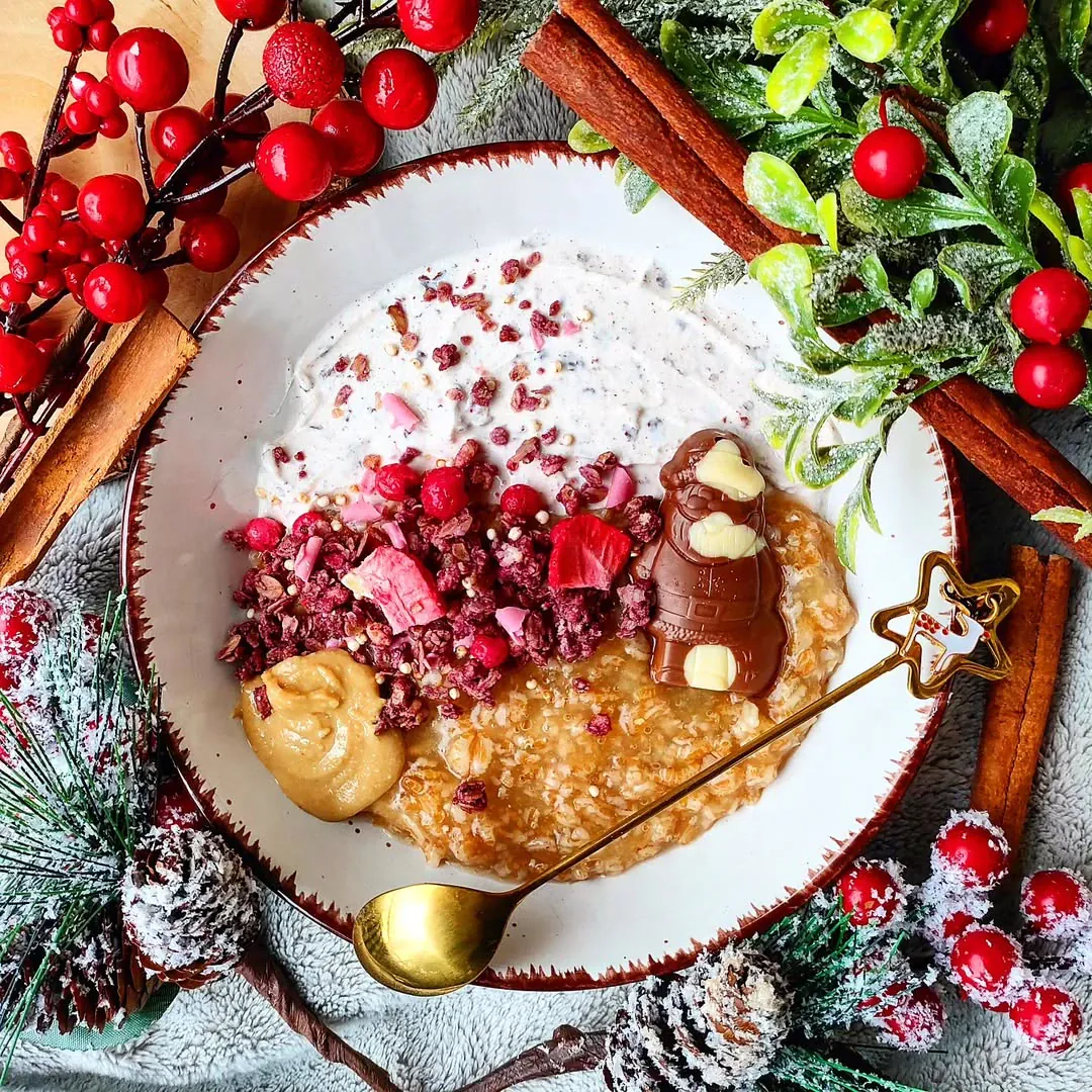 Kalėdinė avižinė košė su šokolado ir meduolių prieskoniais