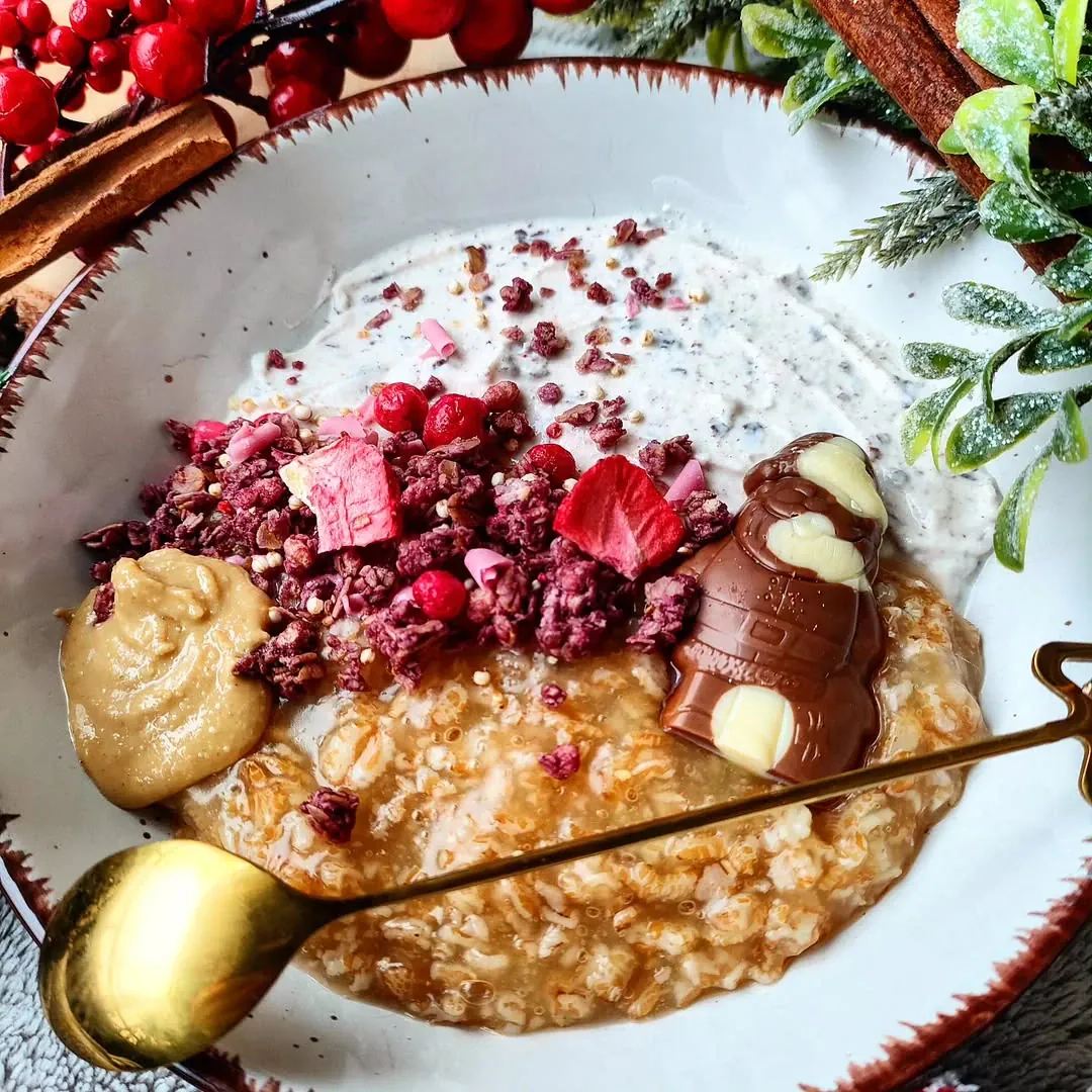 Kalėdinė avižinė košė su šokolado ir meduolių prieskoniais