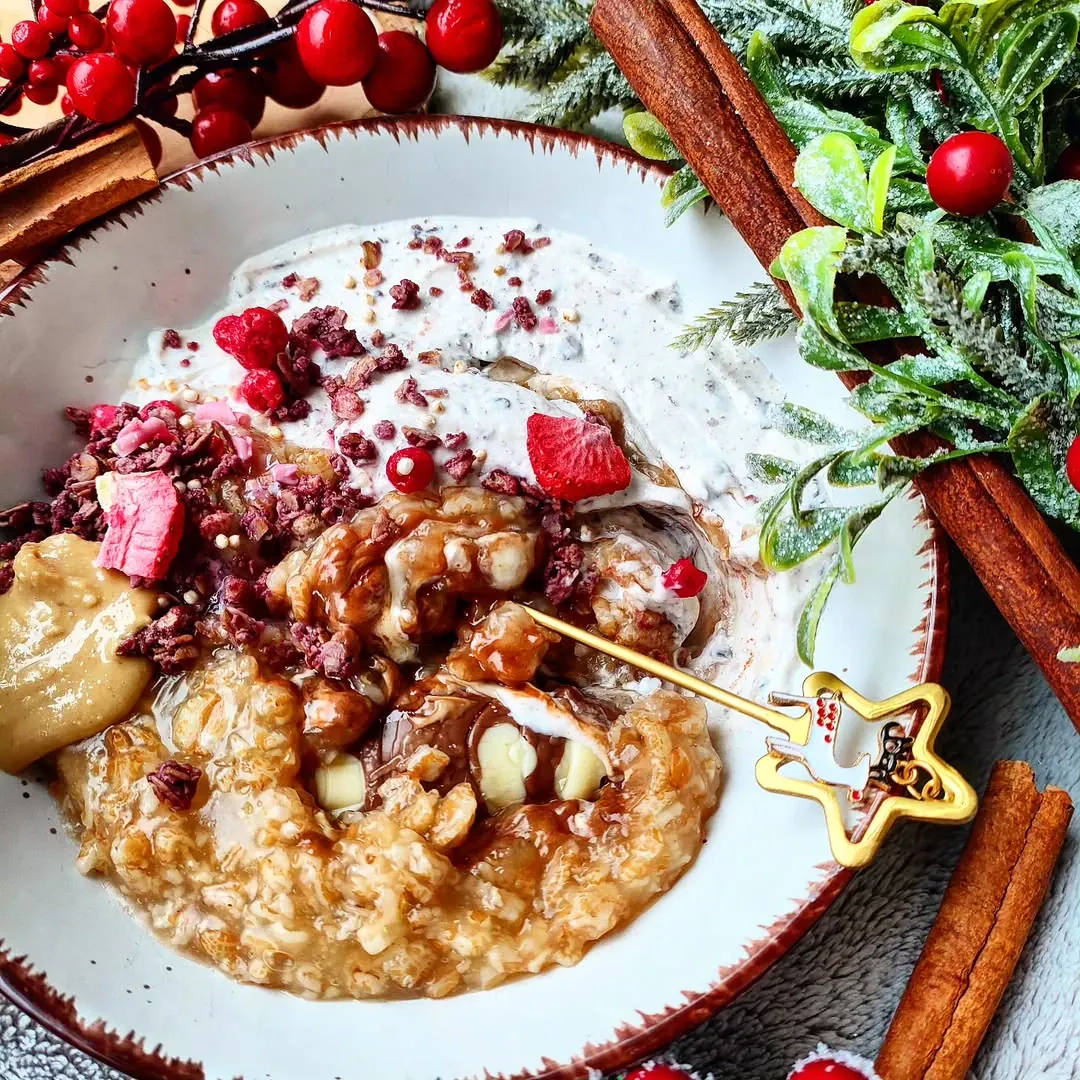 Kalėdinė avižinė košė su šokolado ir meduolių prieskoniais