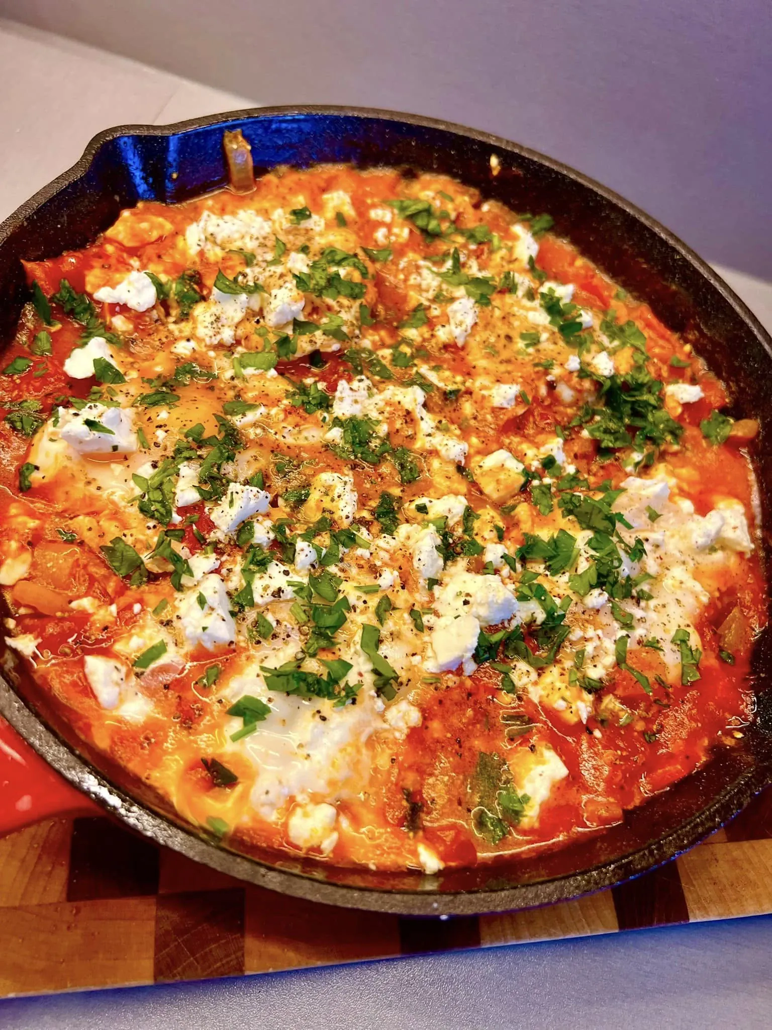 Šakšuka su konservuotais pomidorais ir feta sūriu