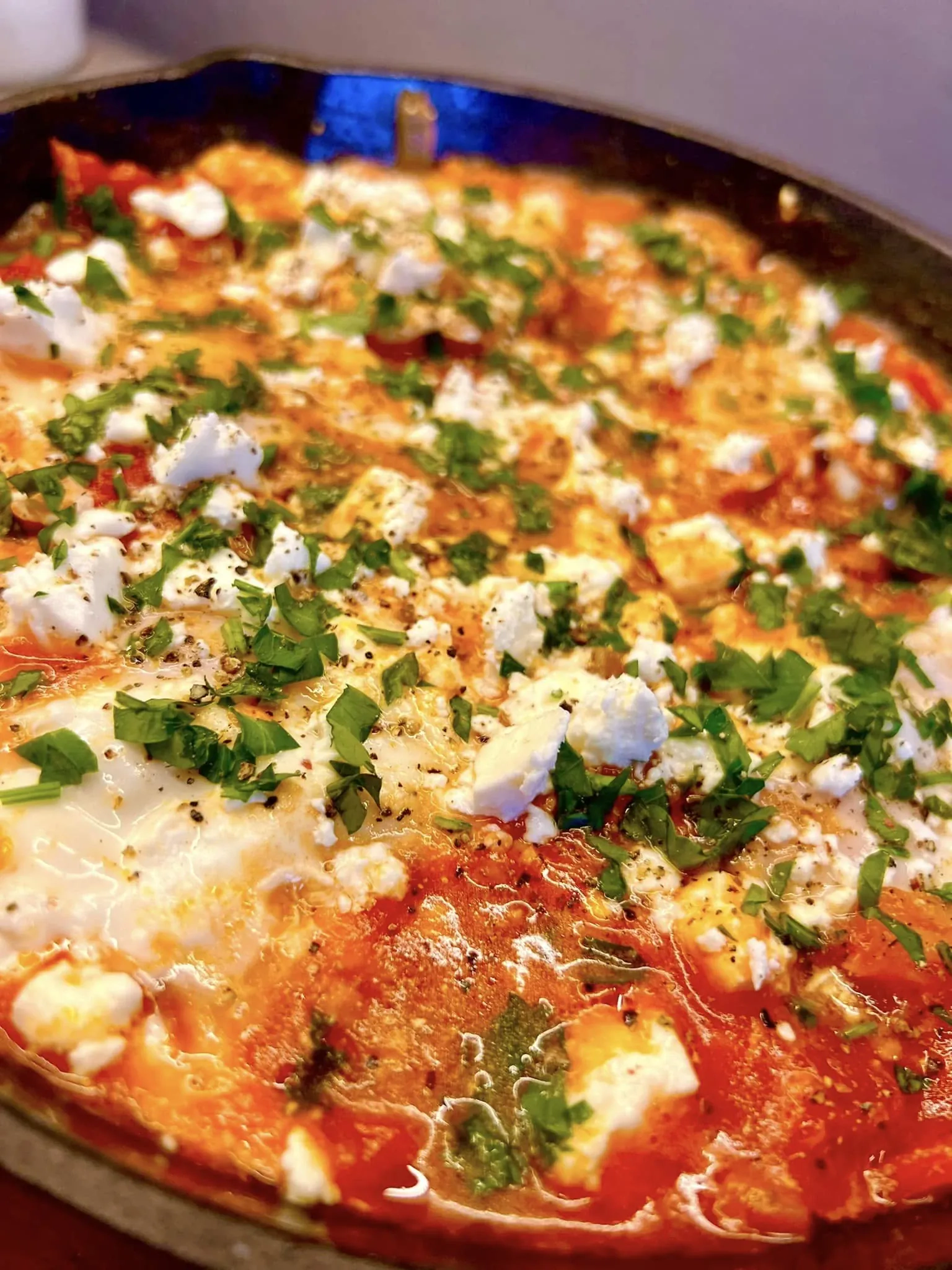 Šakšuka su konservuotais pomidorais ir feta sūriu