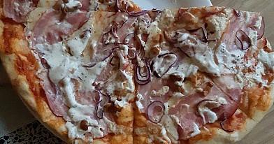 Naminė pica su kelmučiais ir kumpiu, kepta orkaitėje