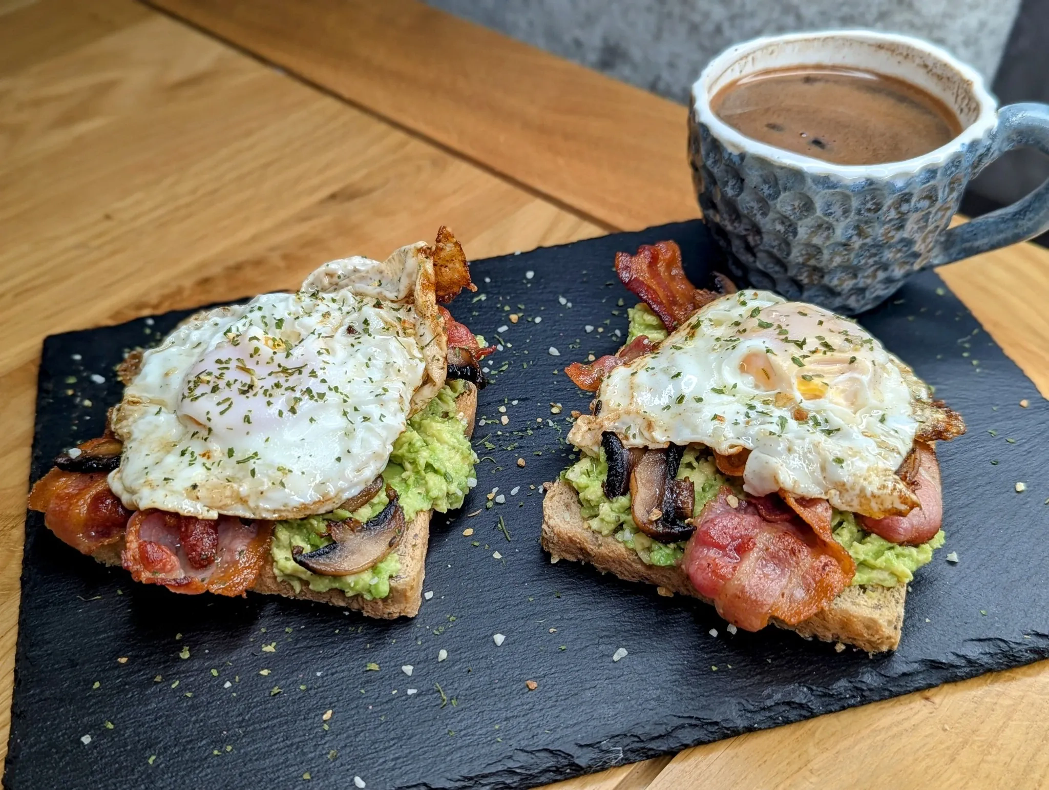 Sočių pusryčių sumuštiniai su avokadu, šonine ir keptais kiaušiniais