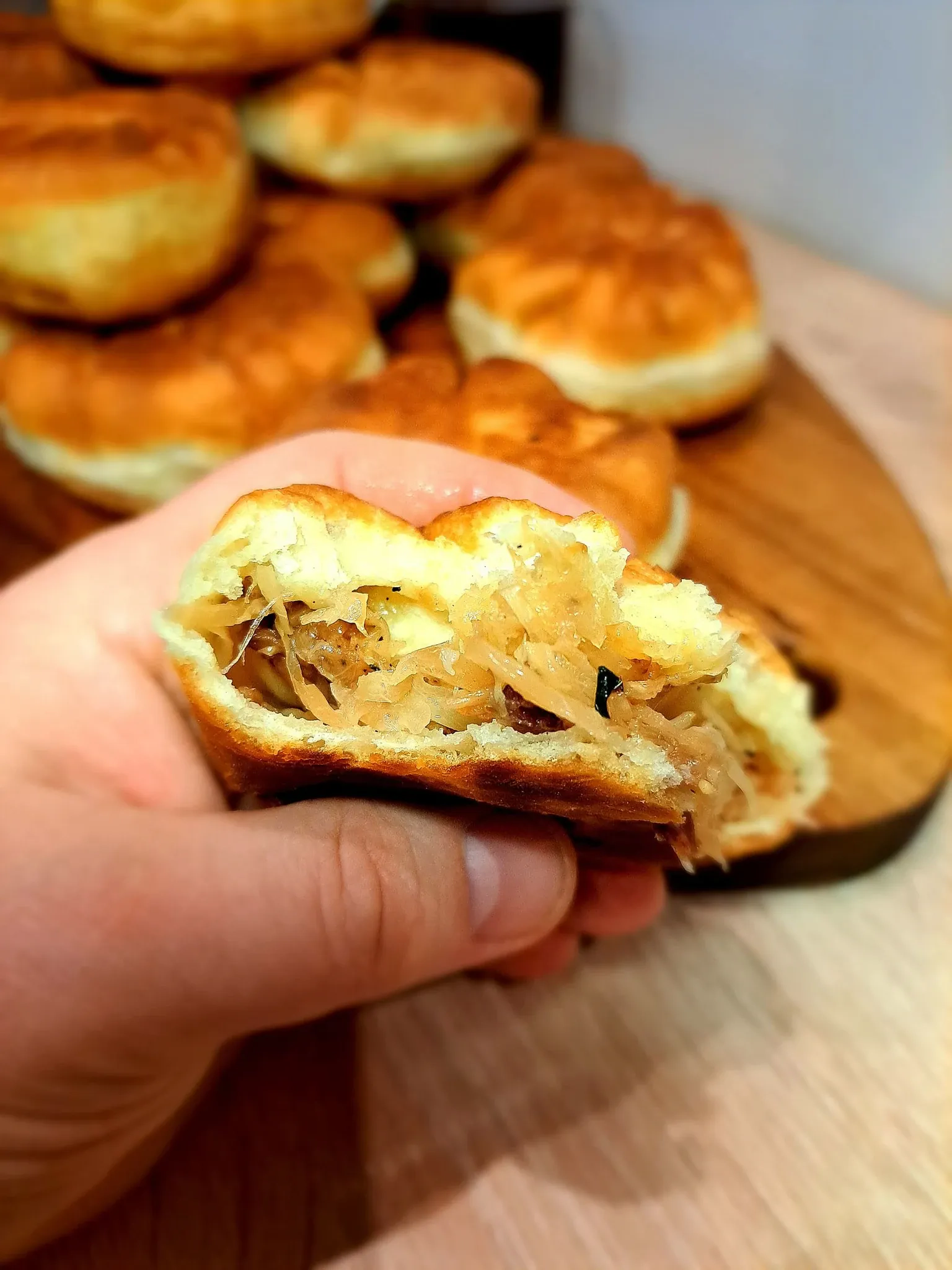 Beliašai su keptų kopūstų ir šoninės įdaru bei keptų svogūnų ir miško grybų įdaru