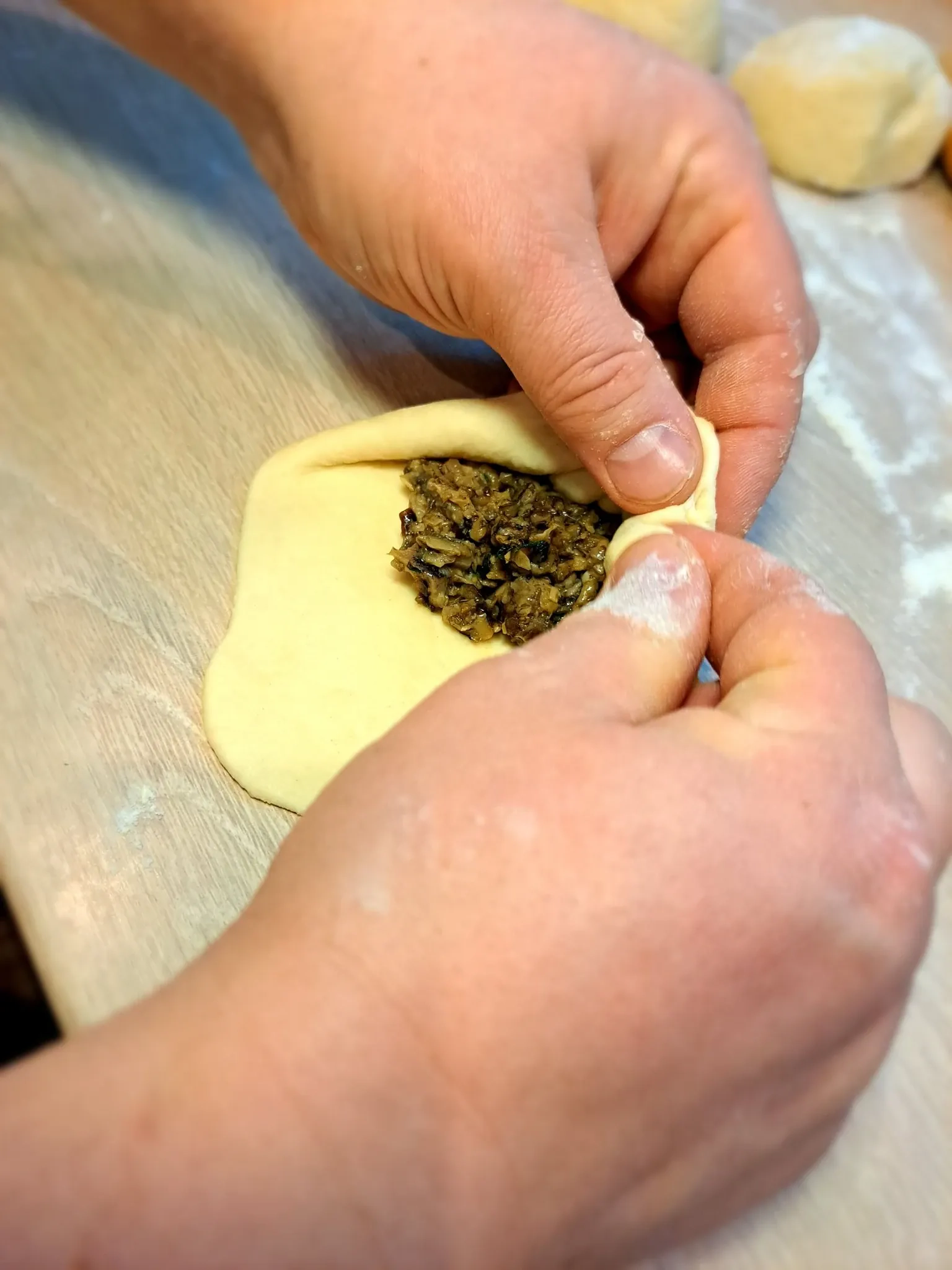 Beliašai su keptų kopūstų ir šoninės įdaru bei keptų svogūnų ir miško grybų įdaru