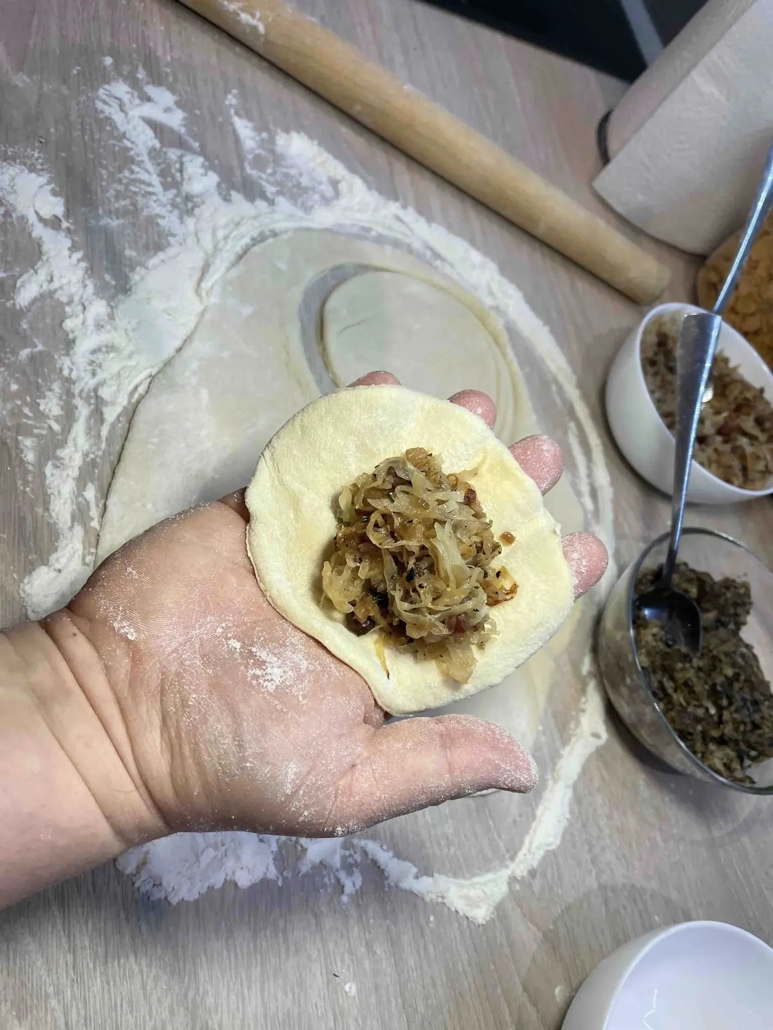 Beliašai su keptų kopūstų ir šoninės įdaru bei keptų svogūnų ir miško grybų įdaru