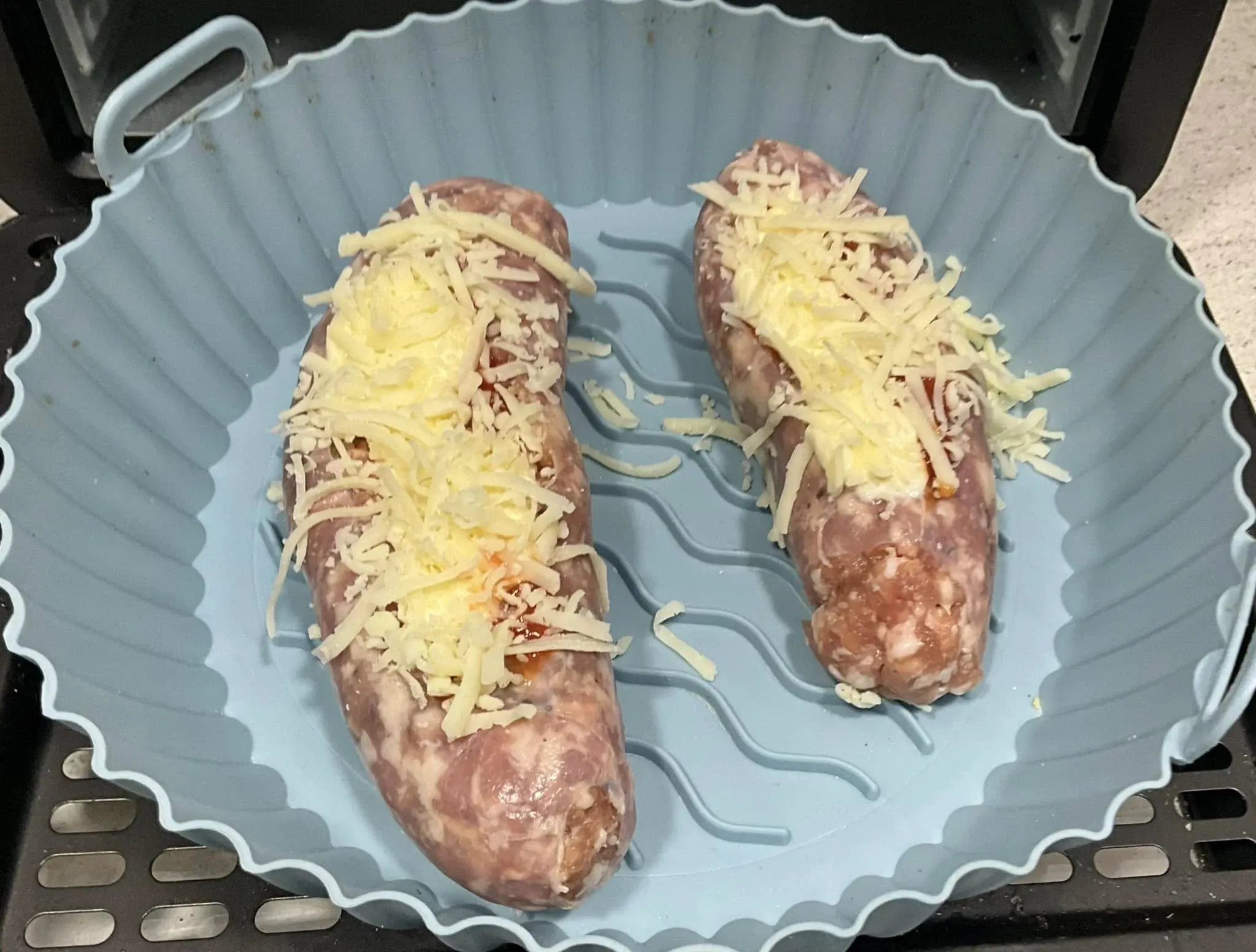 Šviežios dešrelės, keptos karšto oro gruzdintuvėje su sūriu ir pomidorų padažu