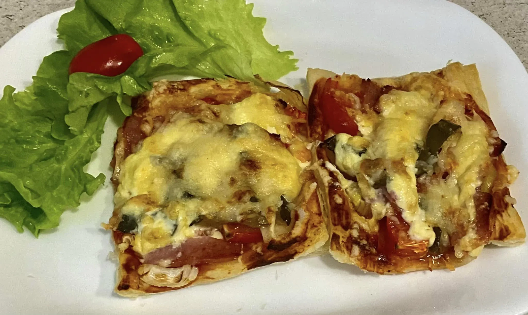 Sluoksniuotos bemielės tešlos mini picos su dešra ir sūriu, karšto oro gruzdintuvėje