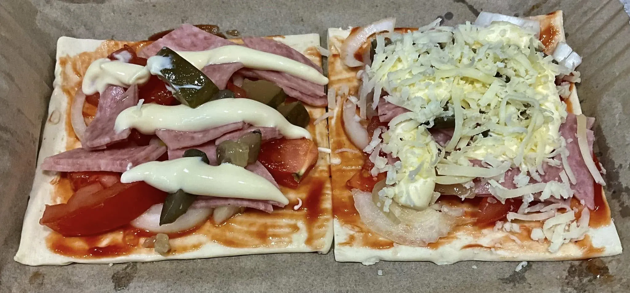 Sluoksniuotos bemielės tešlos mini picos su dešra ir sūriu, karšto oro gruzdintuvėje