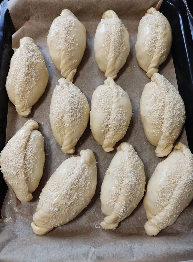 Totoriški, kaimiški kibinai su kiaulienos sprandine ir svogūnais