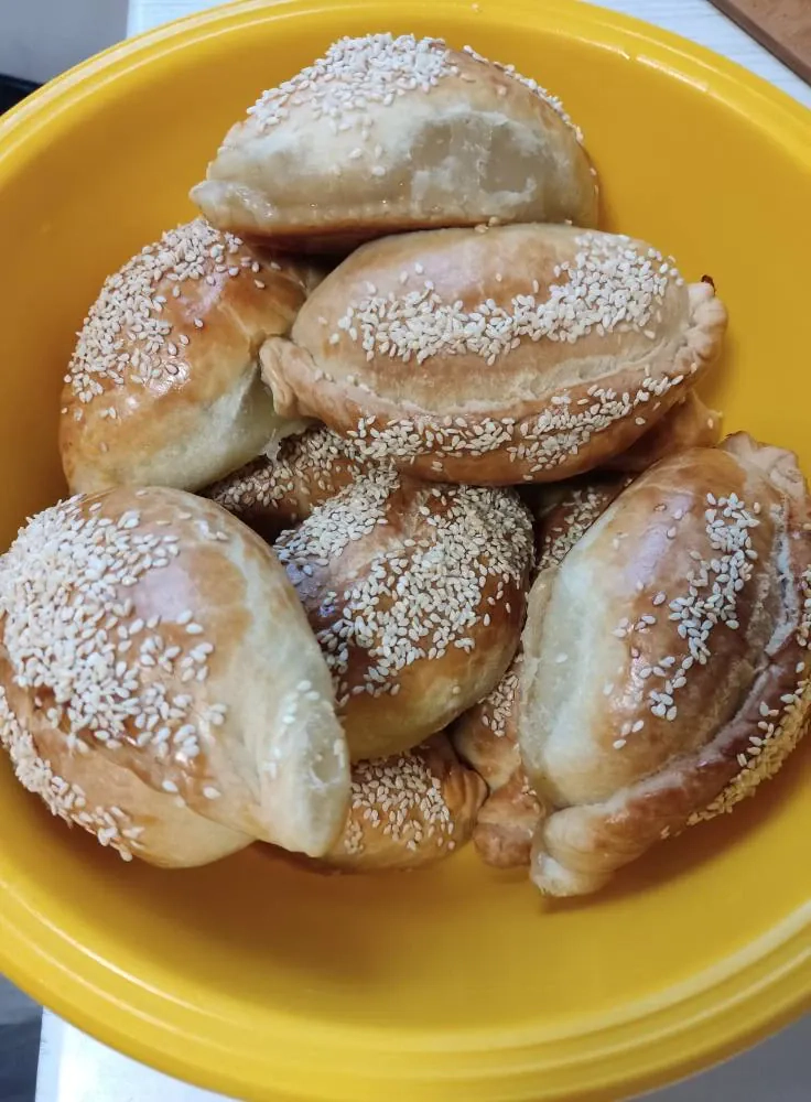 Totoriški, kaimiški kibinai su kiaulienos sprandine ir svogūnais