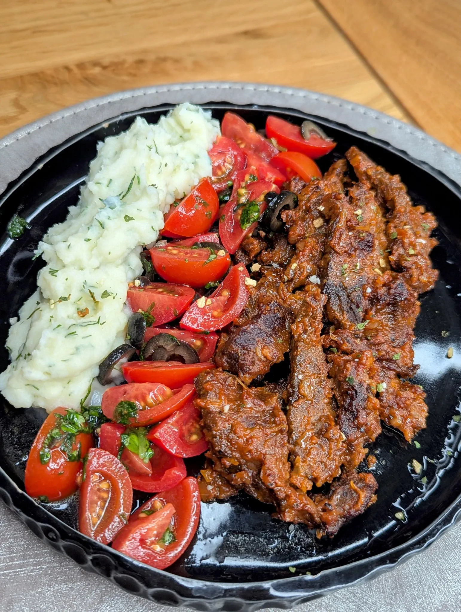 Jautienos išpjovos befstrogenas su pomidorų pasta