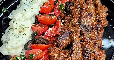 Jautienos išpjovos befstrogenas su pomidorų pasta