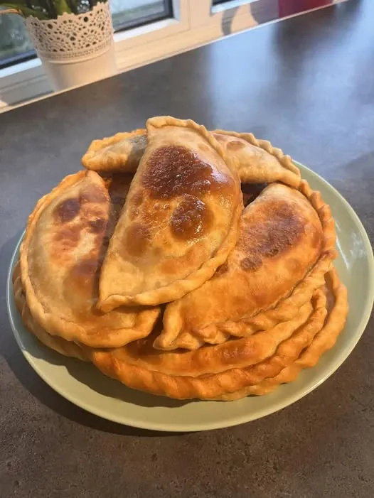 Plikytos tešlos čeburekai su mėsa