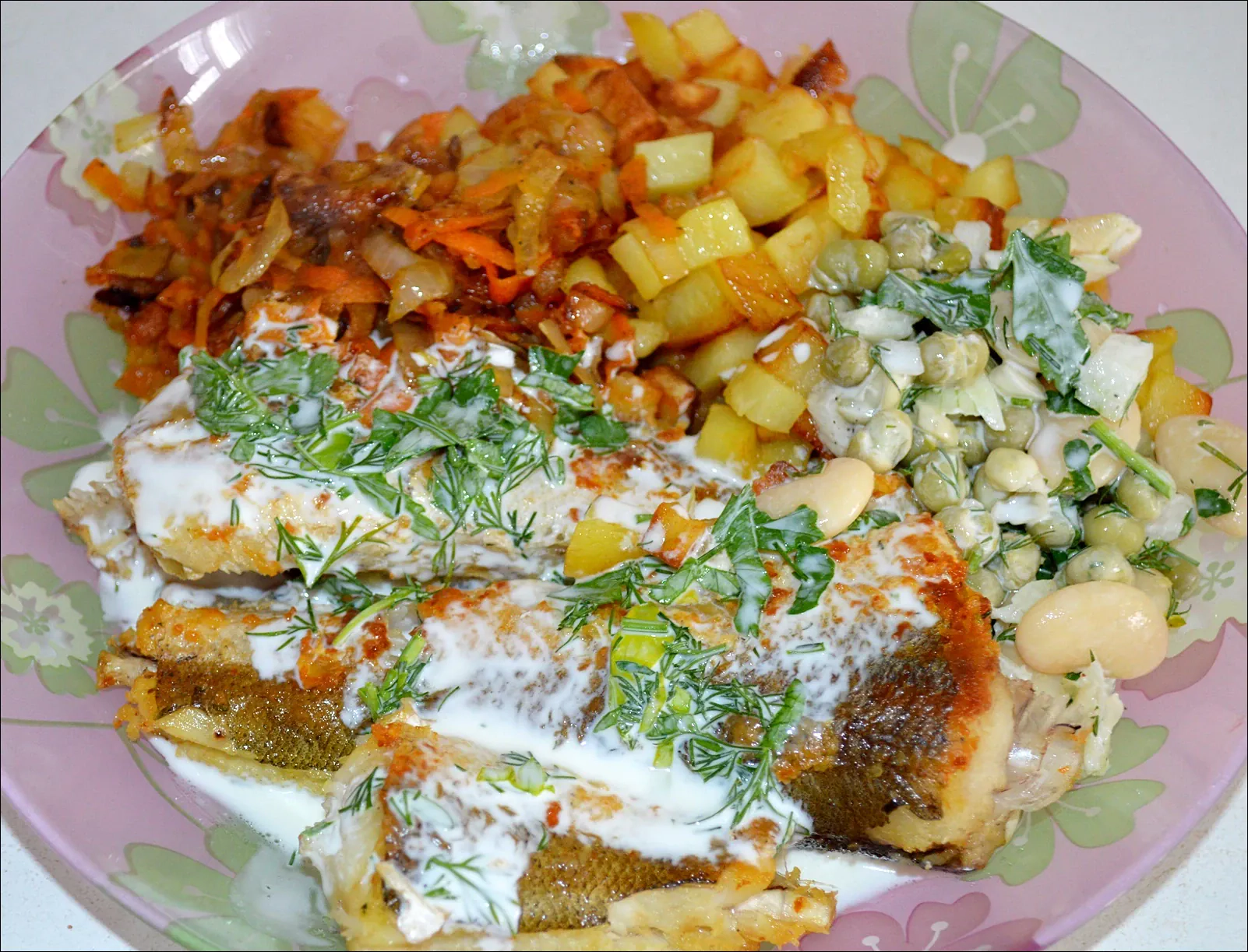 Keptas hekas heptuvėje, patiektas su keptomis bulvėmis ir grietinės-žalumynų užpilu