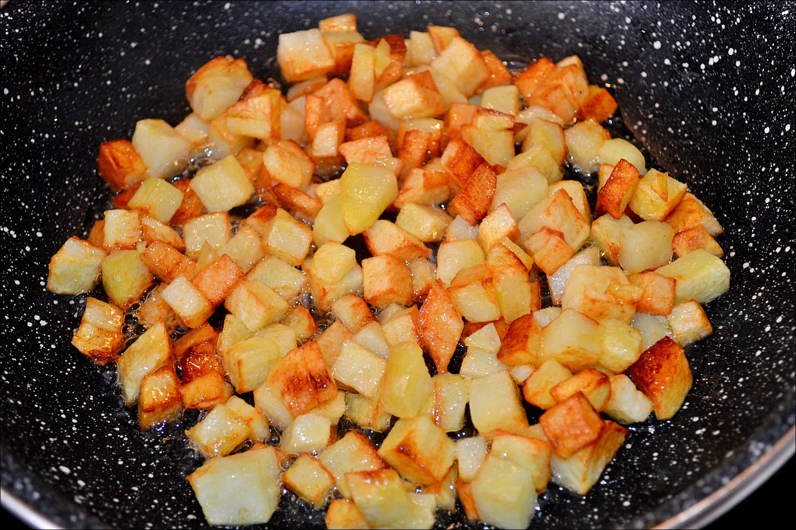 Keptas hekas heptuvėje, patiektas su keptomis bulvėmis ir grietinės-žalumynų užpilu