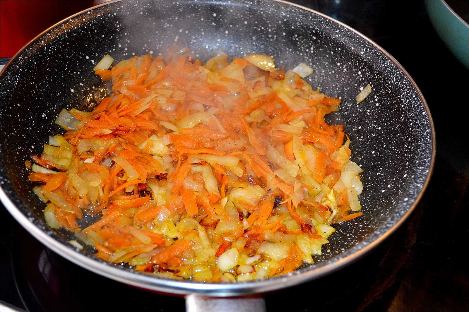 Keptas hekas heptuvėje, patiektas su keptomis bulvėmis ir grietinės-žalumynų užpilu