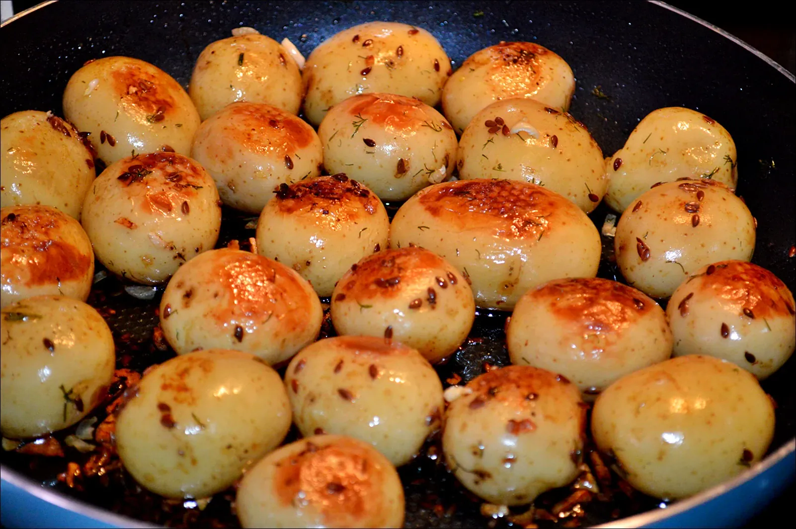 Kiaulienos nugarinės kepsnys su sūriu ir pomidorais, su virtomis-keptomis bulvėmis