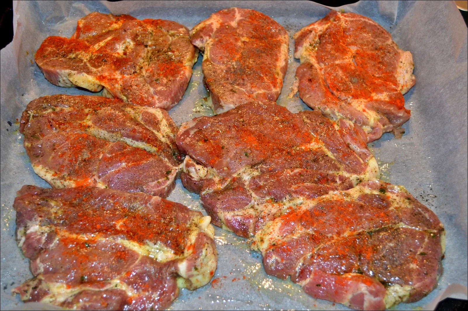 Kiaulienos nugarinės kepsnys su sūriu ir pomidorais, su virtomis-keptomis bulvėmis