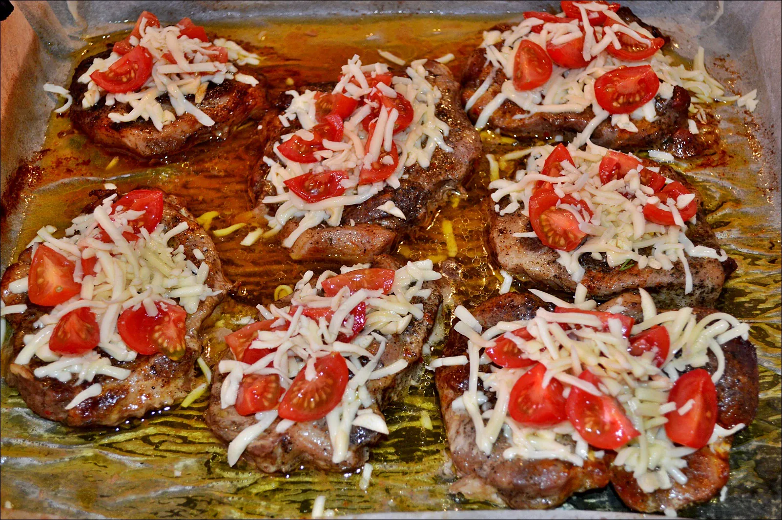 Kiaulienos nugarinės kepsnys su sūriu ir pomidorais, su virtomis-keptomis bulvėmis