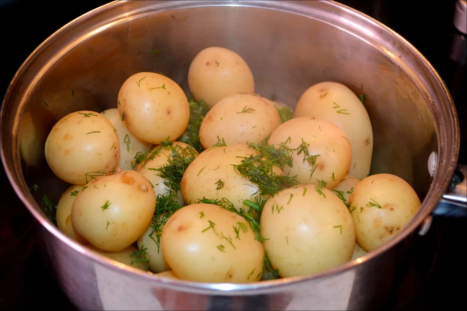 Kiaulienos nugarinės kepsnys su sūriu ir pomidorais, su virtomis-keptomis bulvėmis