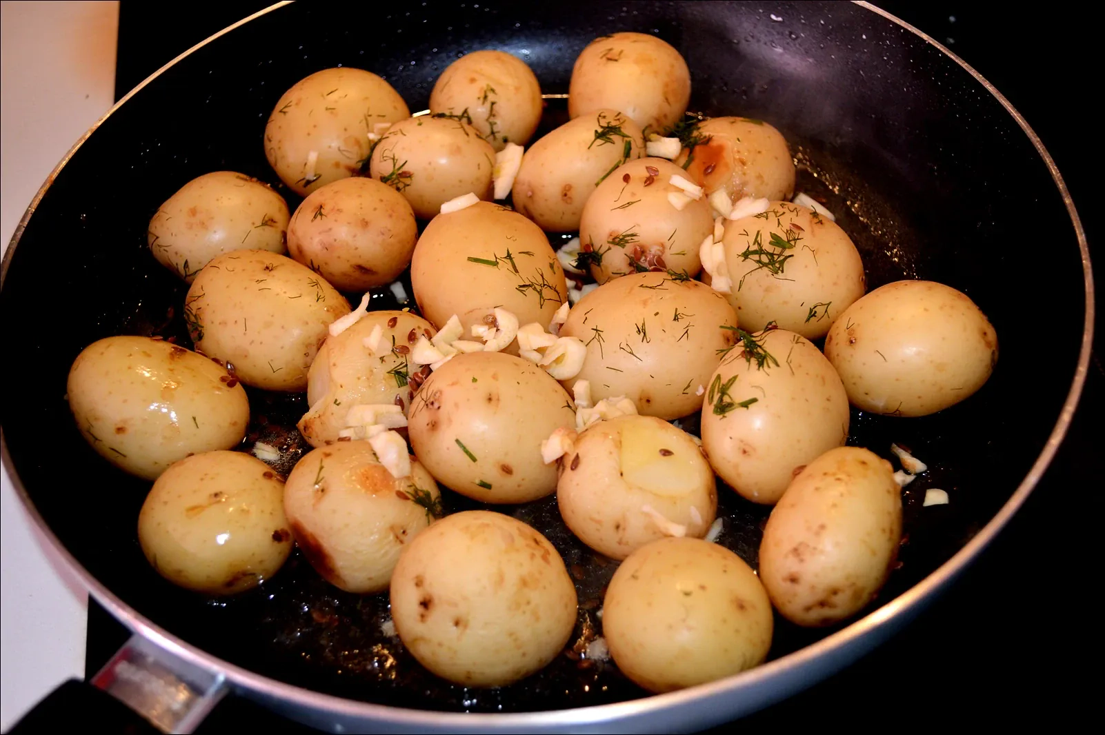 Kiaulienos nugarinės kepsnys su sūriu ir pomidorais, su virtomis-keptomis bulvėmis