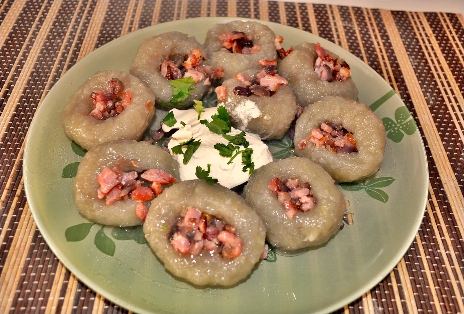 Tarkuotų bulvių kleckai - virtinukai su spirgais