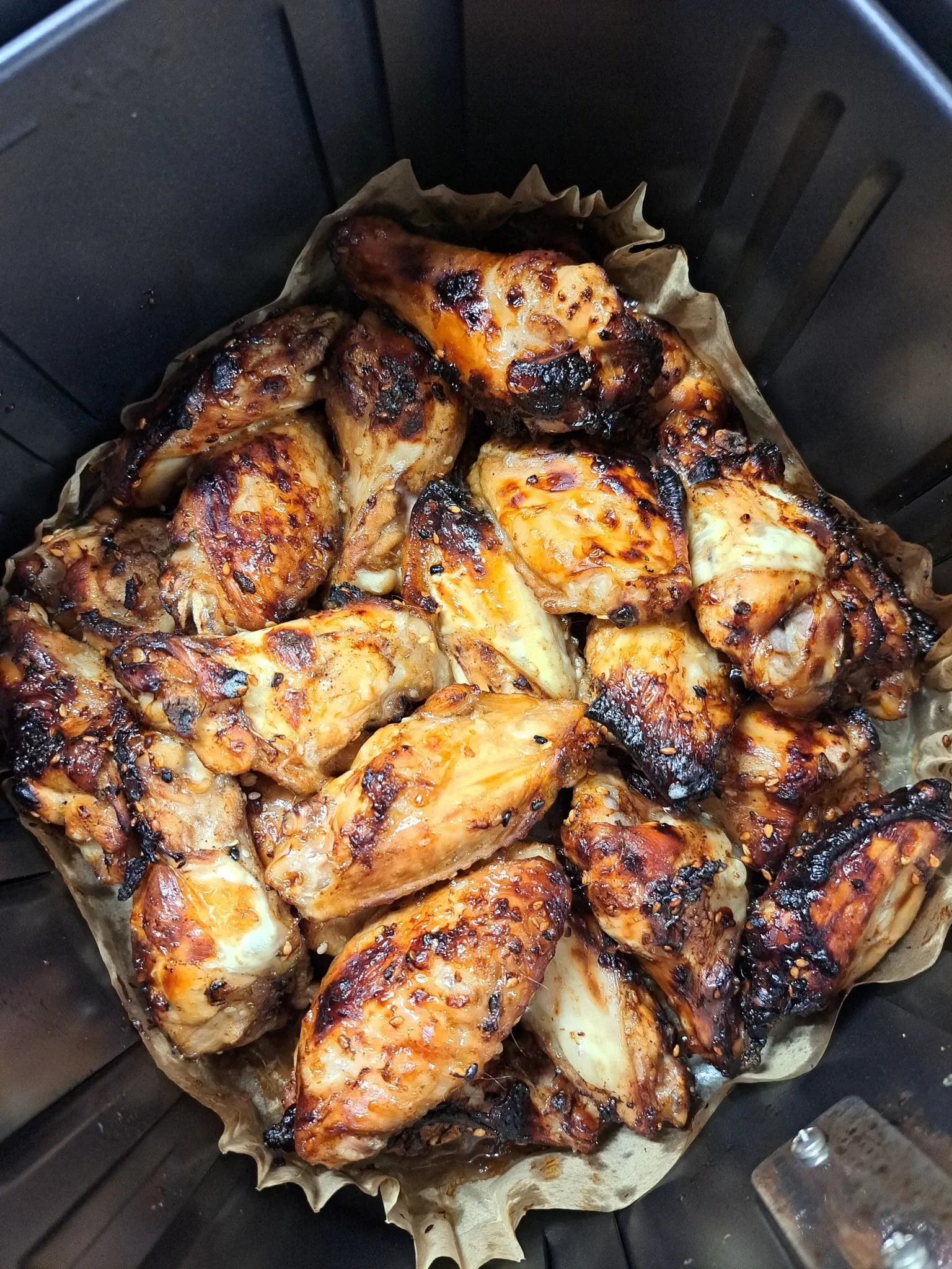 Vištienos sparneliai su sojos, medaus ir balzamiko kremo marinatu, karšto oro gruzdintuvėje