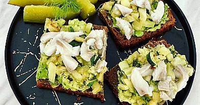 Pilno grūdos duonos sumuštiniai su silke, avokadais ir cukinija 🥑