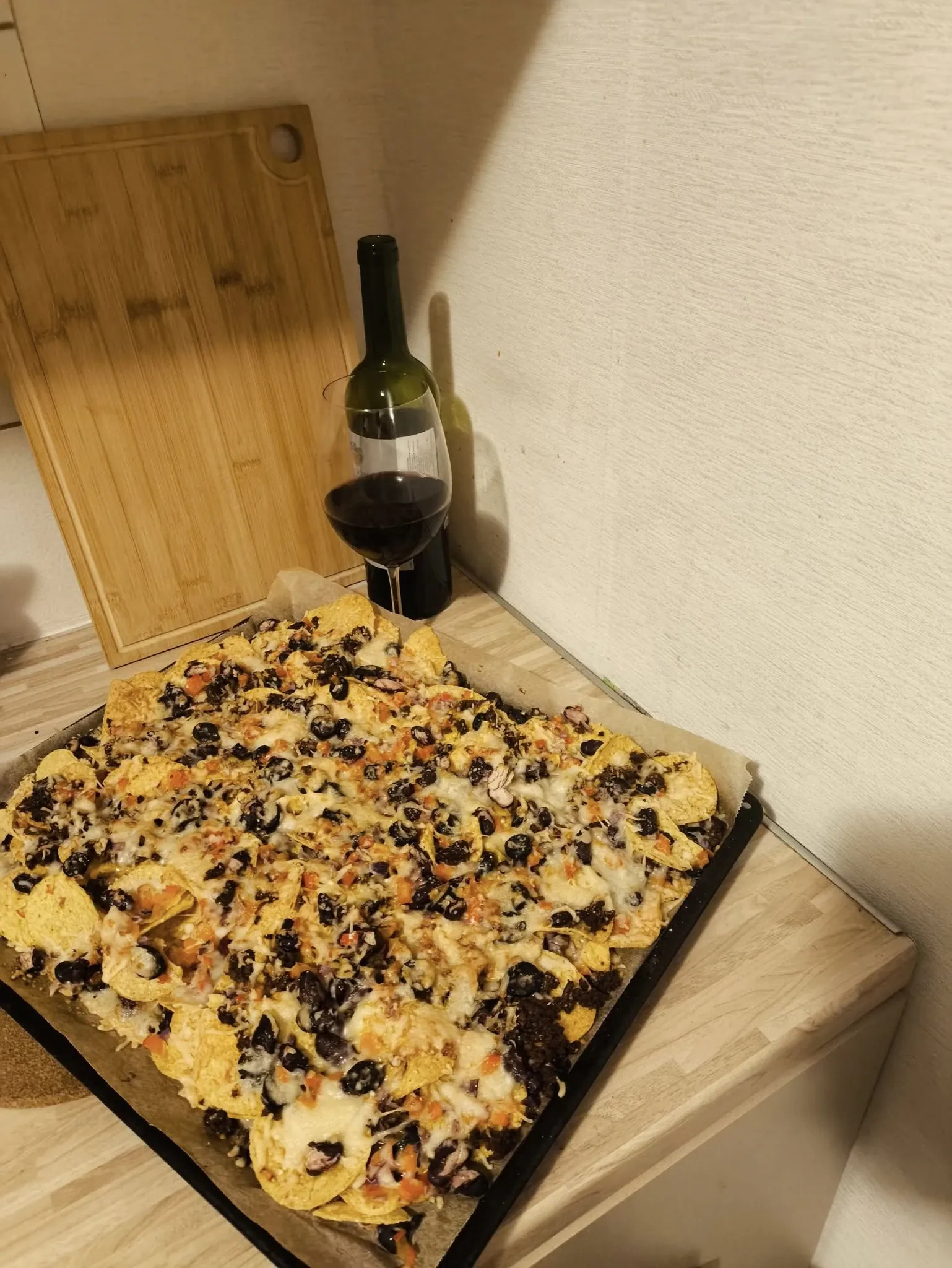 Užkandžiai Nachos su jautienos faršu, pupelėmis, jalapenu, alyvuogėmis ir sūriu
