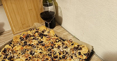 Užkandžiai Nachos su jautienos faršu, pupelėmis, jalapenu, alyvuogėmis ir sūriu