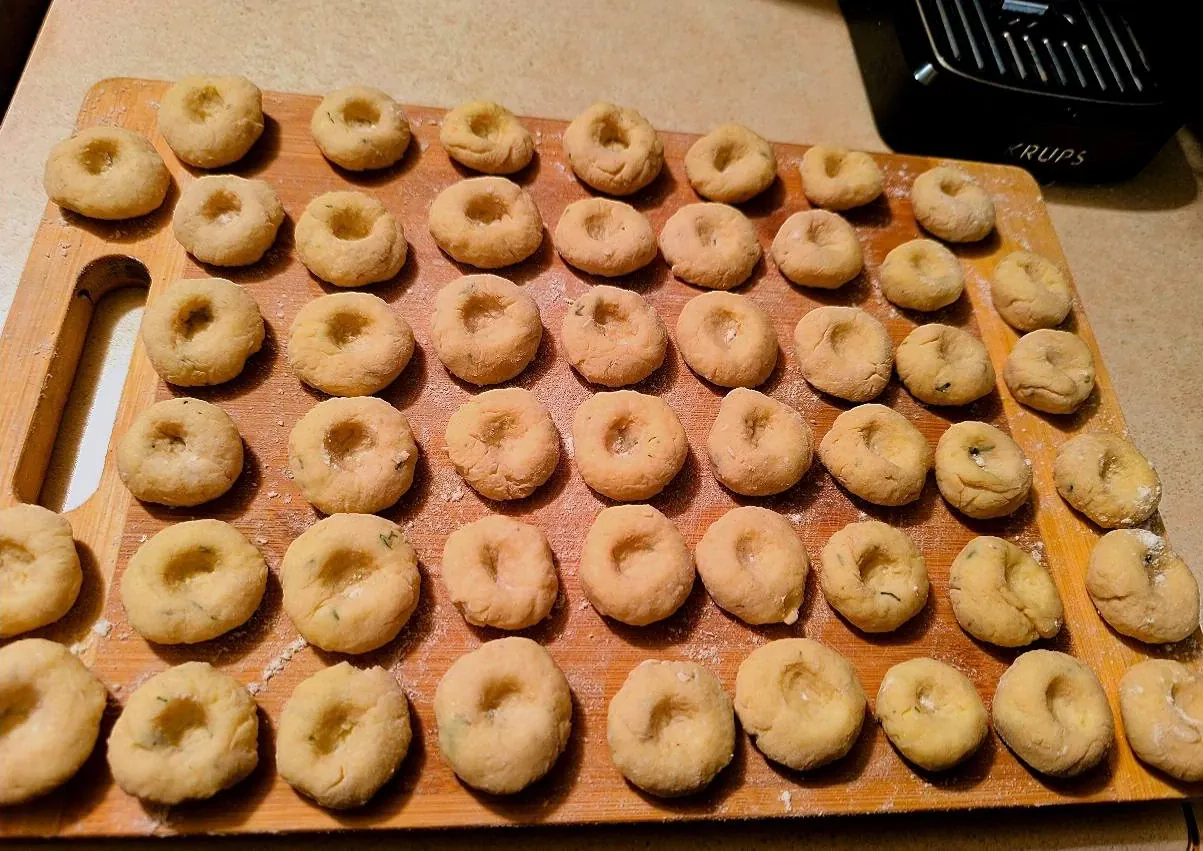 Bulvių košės virtinukai su duobute ir sviesto padažu