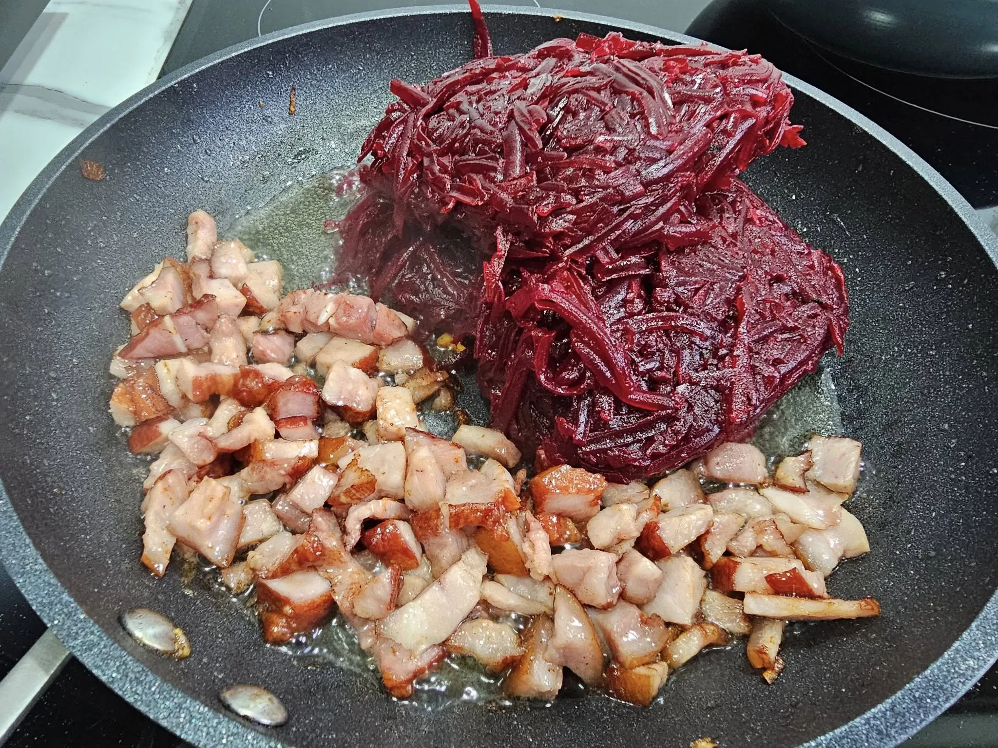 Nerealūs ukrainietiški barsčiai su kiaulienos kukuliukais ir apkepinta rūkyta šonine