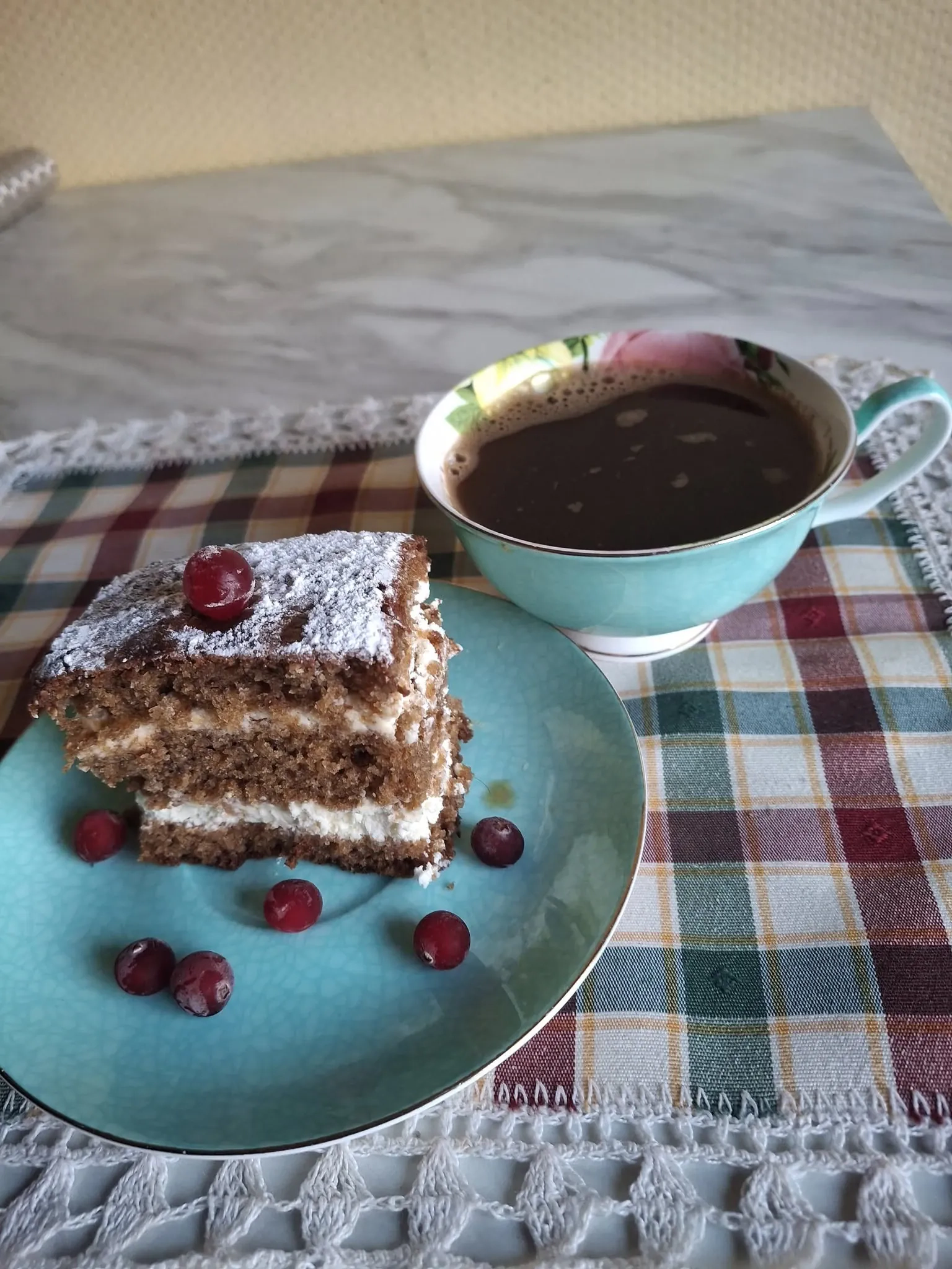 Purus uogienės pyragas su grietinėlės kremu