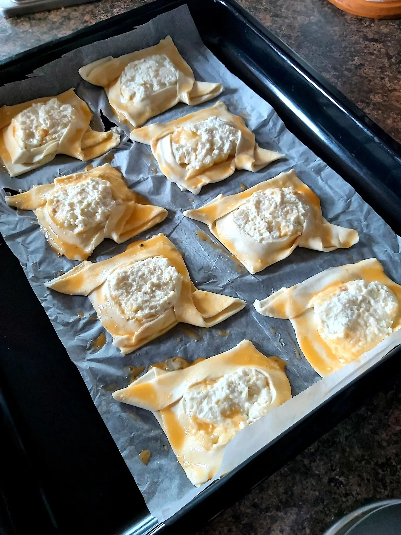 Sluoksniuotos tešlos pyragaičiai su varške ir obuoliais