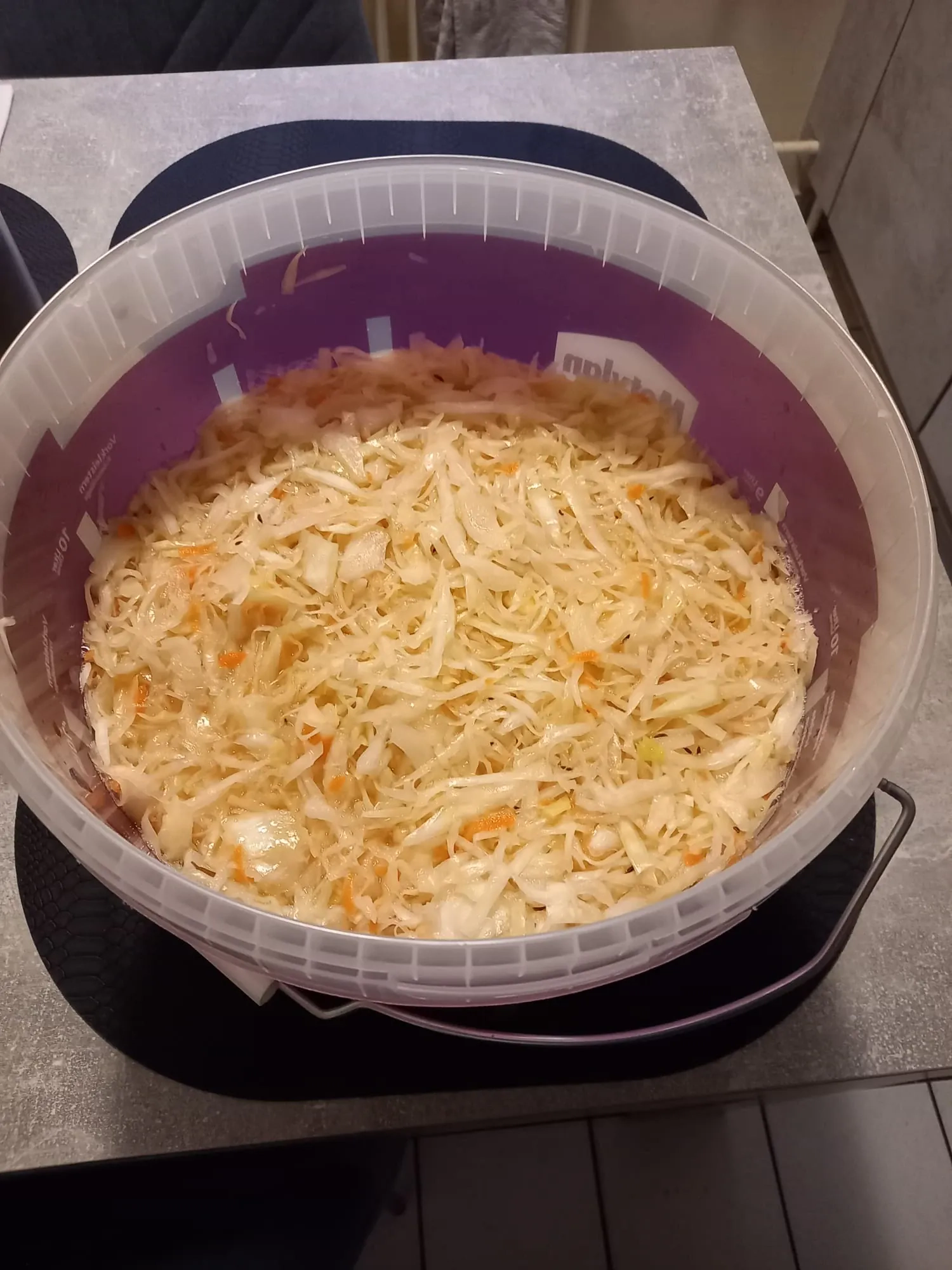 Raugintų kopūstų salotos su svogūnais ir aliejumi