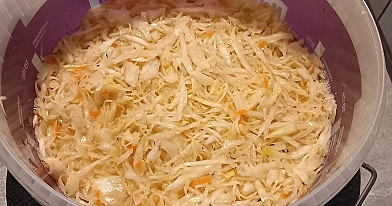 Raugintų kopūstų salotos su svogūnais ir aliejumi