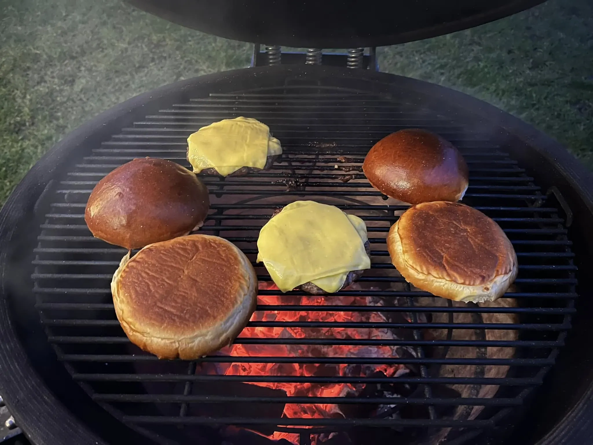 Brioche bandelių mėsainiai su mėsa ir karamelizuotais svogūnais, kamado tipo grilyje Brioche bandelių mėsainiai su mėsa ir karamelizuotais svogūnais, kamado tipo grilyje