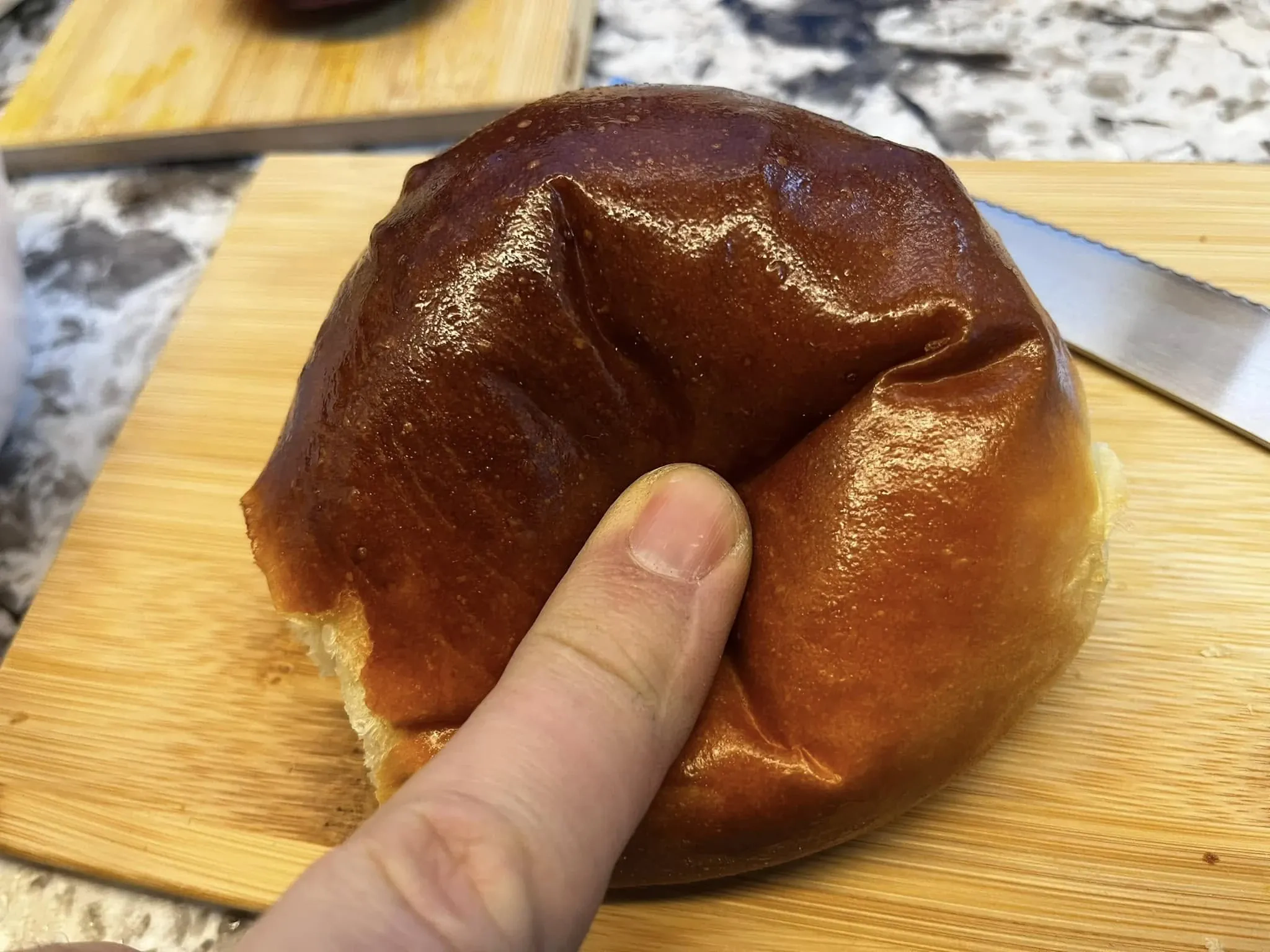 Brioche bandelių mėsainiai su mėsa ir karamelizuotais svogūnais, kamado tipo grilyje Brioche bandelių mėsainiai su mėsa ir karamelizuotais svogūnais, kamado tipo grilyje