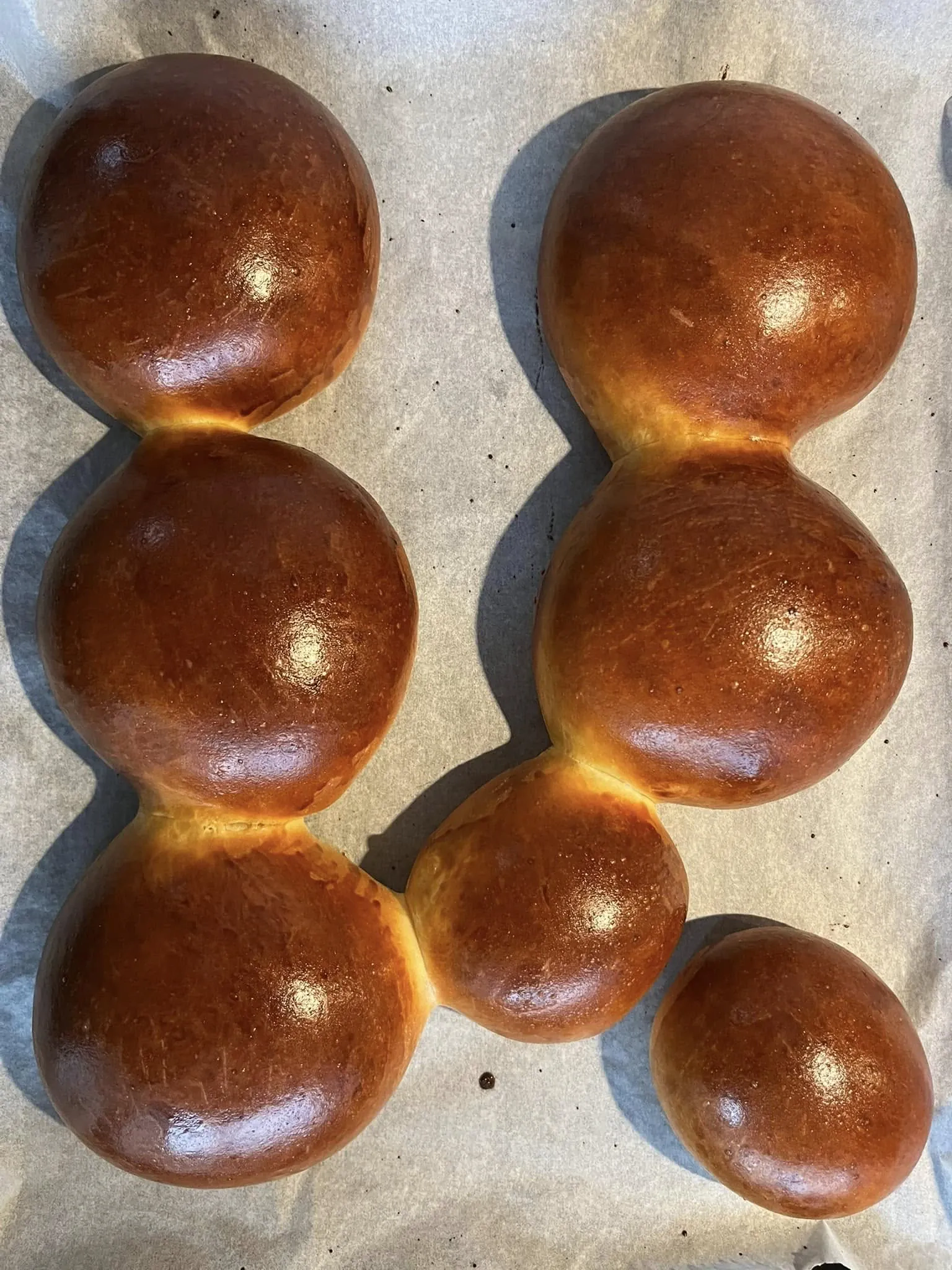 Brioche bandelių mėsainiai su mėsa ir karamelizuotais svogūnais, kamado tipo grilyje Brioche bandelių mėsainiai su mėsa ir karamelizuotais svogūnais, kamado tipo grilyje