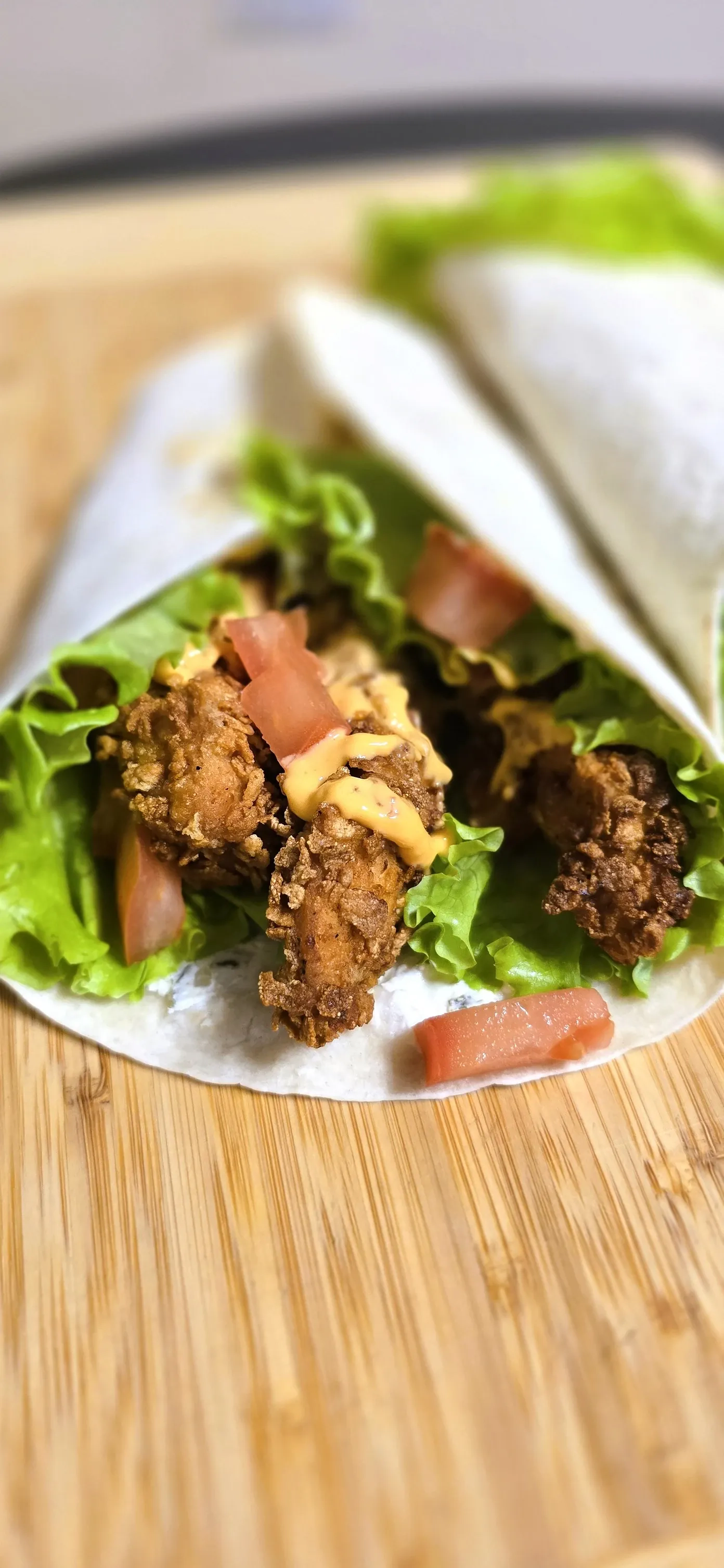 Tortilija su vištienos juostelėmis, keptomis kamado tipo grilyje