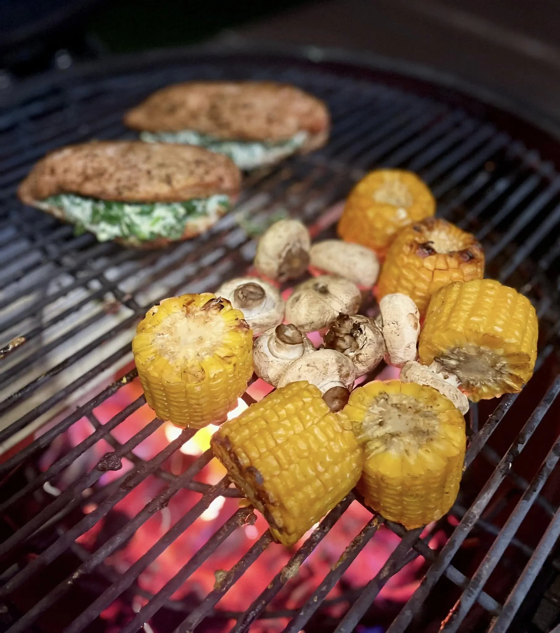 Įdaryta vištienos krūtinėlė su Philadelphia ir špinatais, kepta kamado tipo grilyje Įdaryta vištienos krūtinėlė su Philadelphia ir špinatais, kepta kamado tipo grilyje