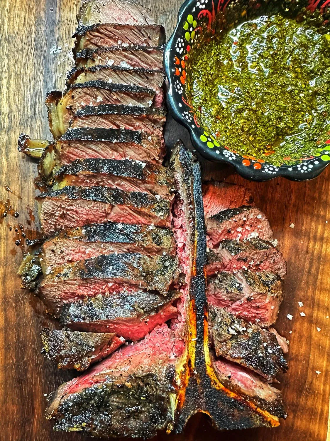 Keptas jautienos T-Bone kepsnys kamado tipo grilyje