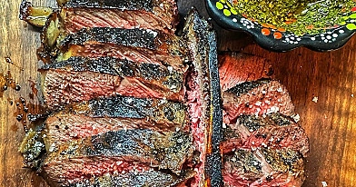Keptas jautienos T-Bone kepsnys kamado tipo grilyje