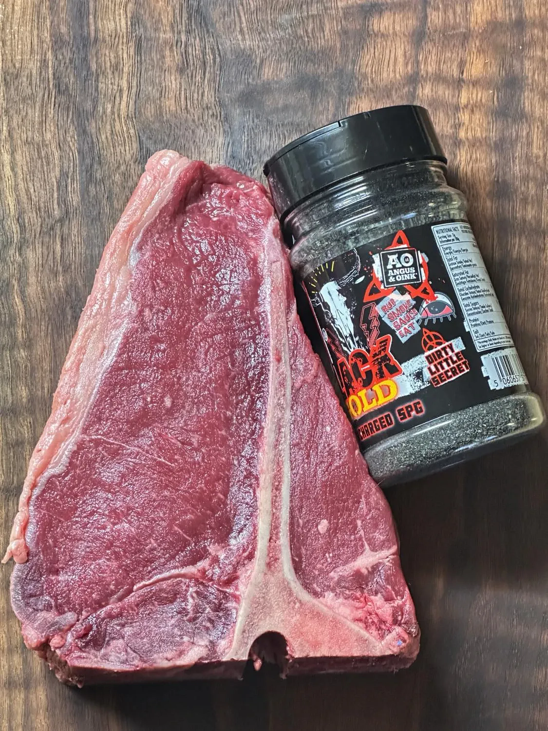 Keptas jautienos T-Bone kepsnys kamado tipo grilyje