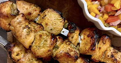 Vištienos šašlykai, kamado tipo grilyje, ant rotisserie iešmo